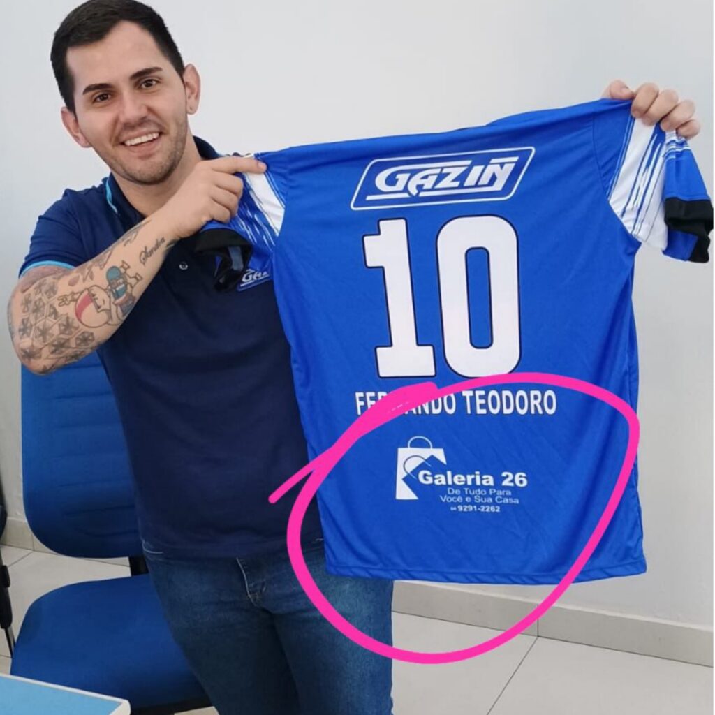 Matheus Mendonça exibe orgulhoso a camisa da equipe Gazin Atacado